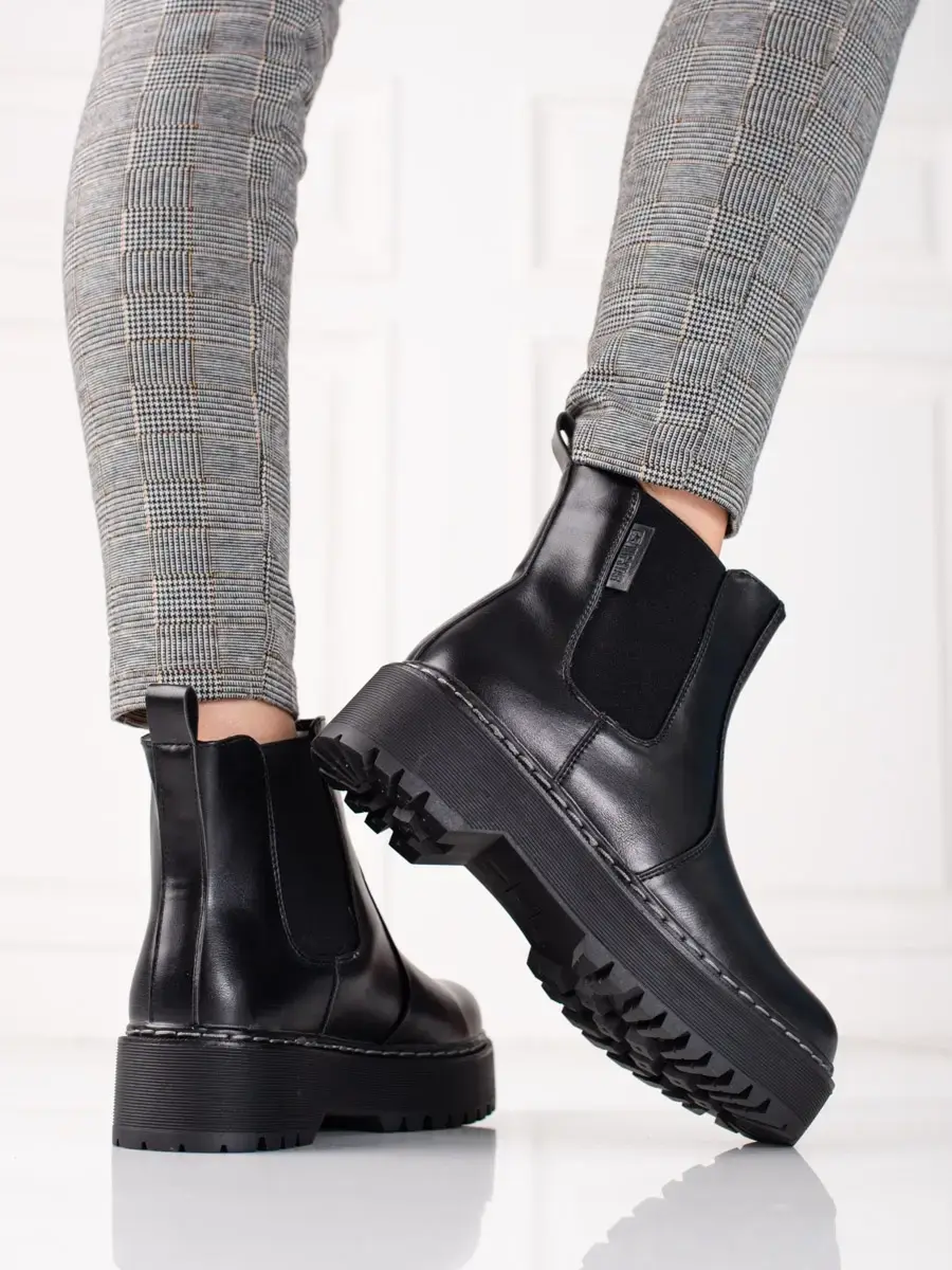 Pěkné kotníkové boty dámské na plochém podpatku