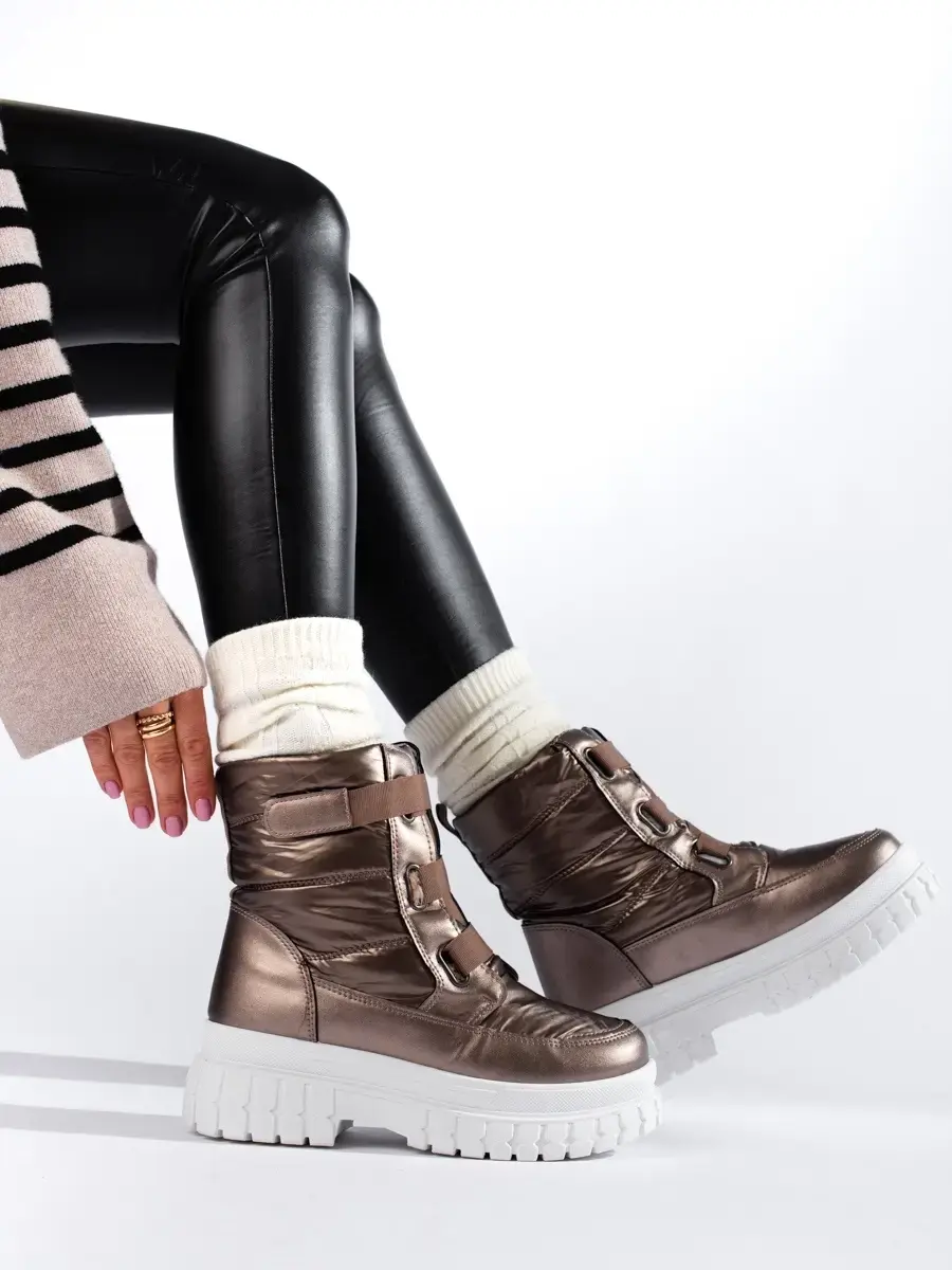 Pohodlné dámské zlaté sněhule na plochém podpatku