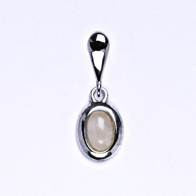Stříbrný přívěsek,přírodní kámen růženín 6x4 mm, P 1353