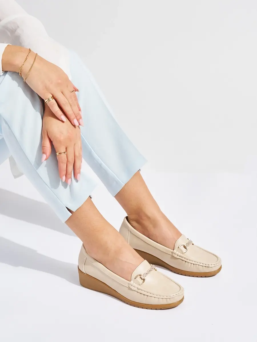 Výborné mokasíny béžové dámské na klínku