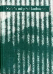 Nefoťte mě před knihovnou