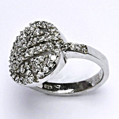 Stříbrný prsten s čirými zirkony, váha 5,76 g