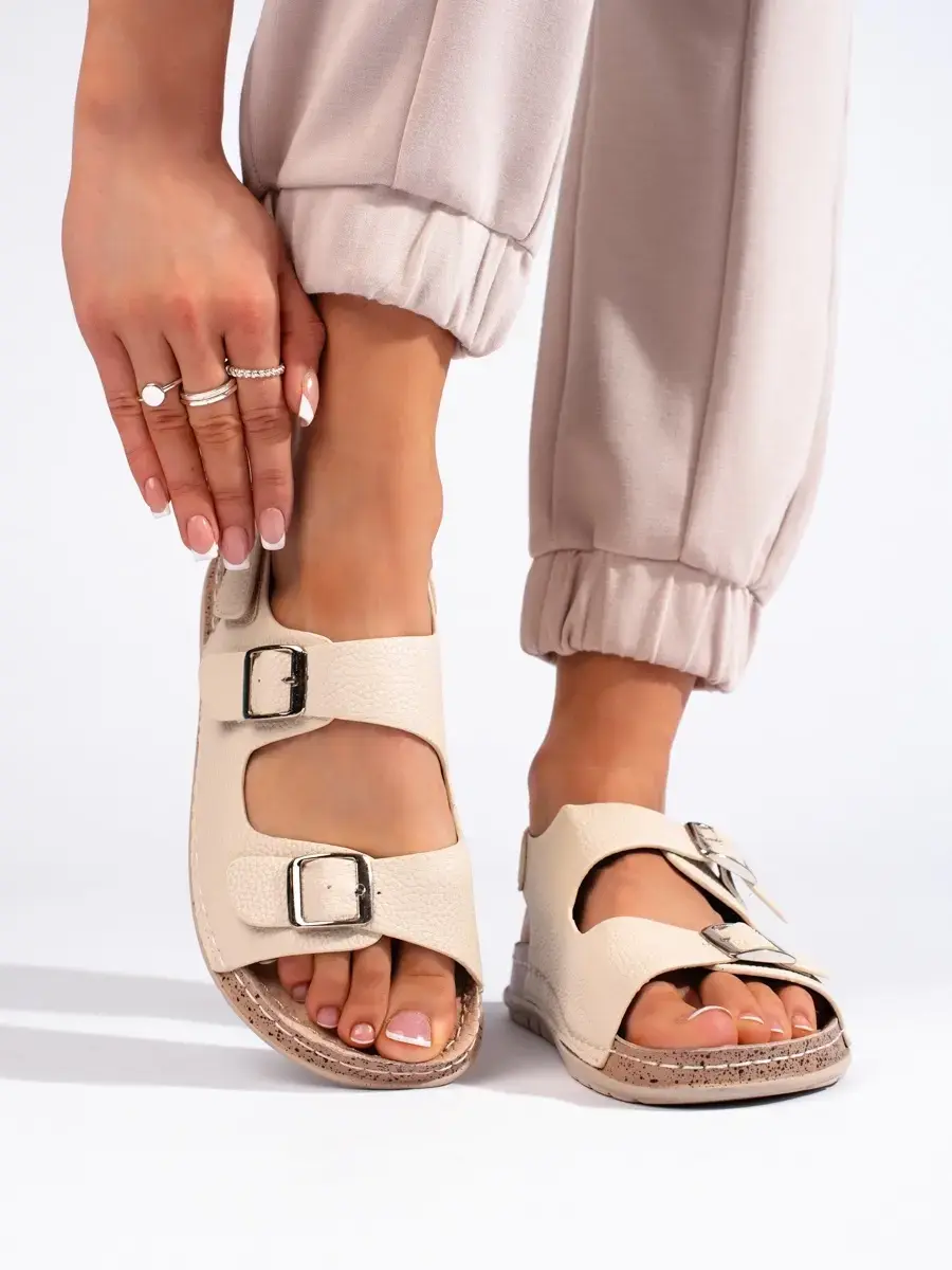 Praktické dámské béžové sandály na plochém podpatku
