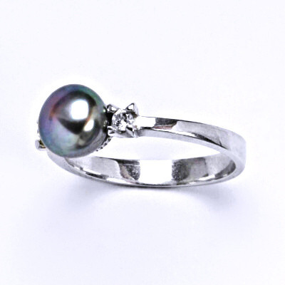 Stříbrný prsten, přírodní perla černá (do zelena) 8 mm, T 1207