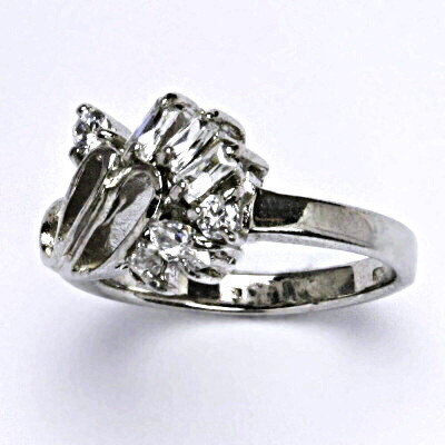 Stříbrný prsten s čirými zirkony, váha 5,27 g