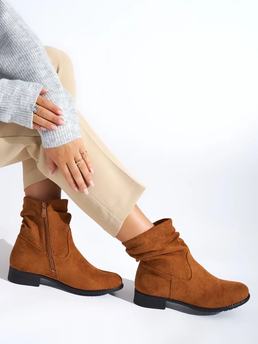Praktické kotníkové boty dámské hnědé na plochém podpatku