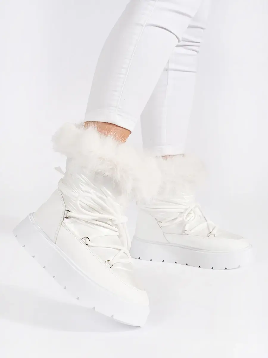 Zajímavé dámské bílé sněhule na platformě