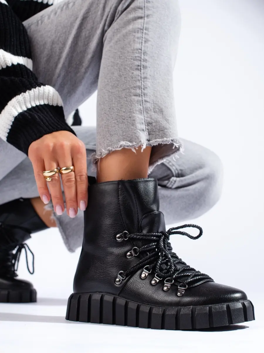 Jedinečné dámské kotníkové boty černé na klínku