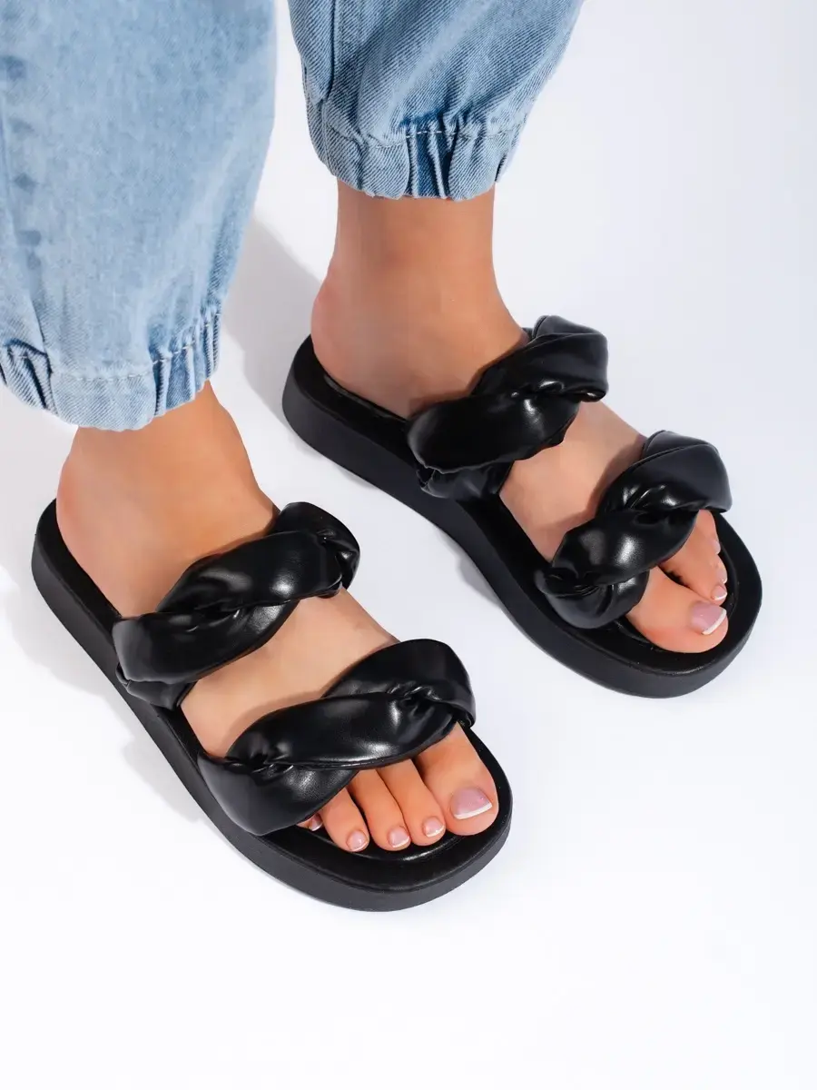 Krásné černé dámské nazouváky na plochém podpatku