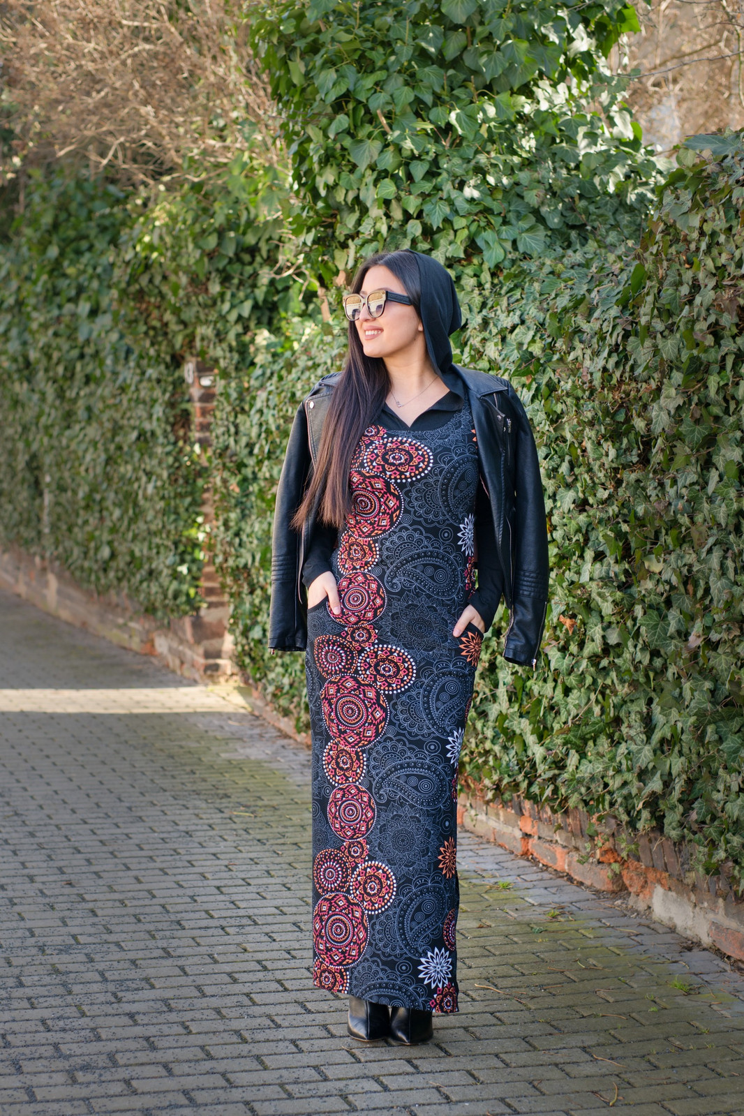 Himalife Dlouhé šaty s kapucí Priya - černá s červenou Velikost: XXL