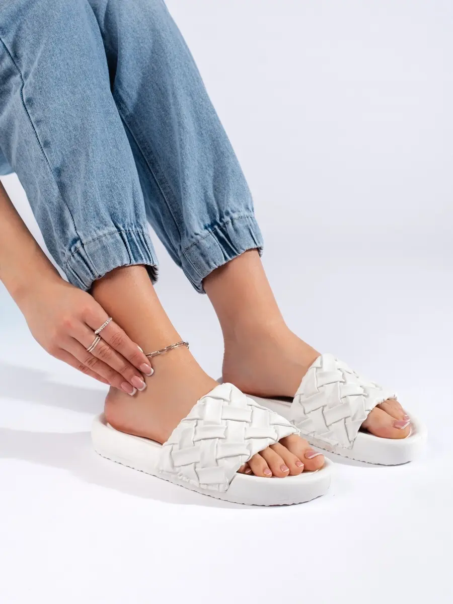 Pěkné nazouváky dámské bílé na plochém podpatku