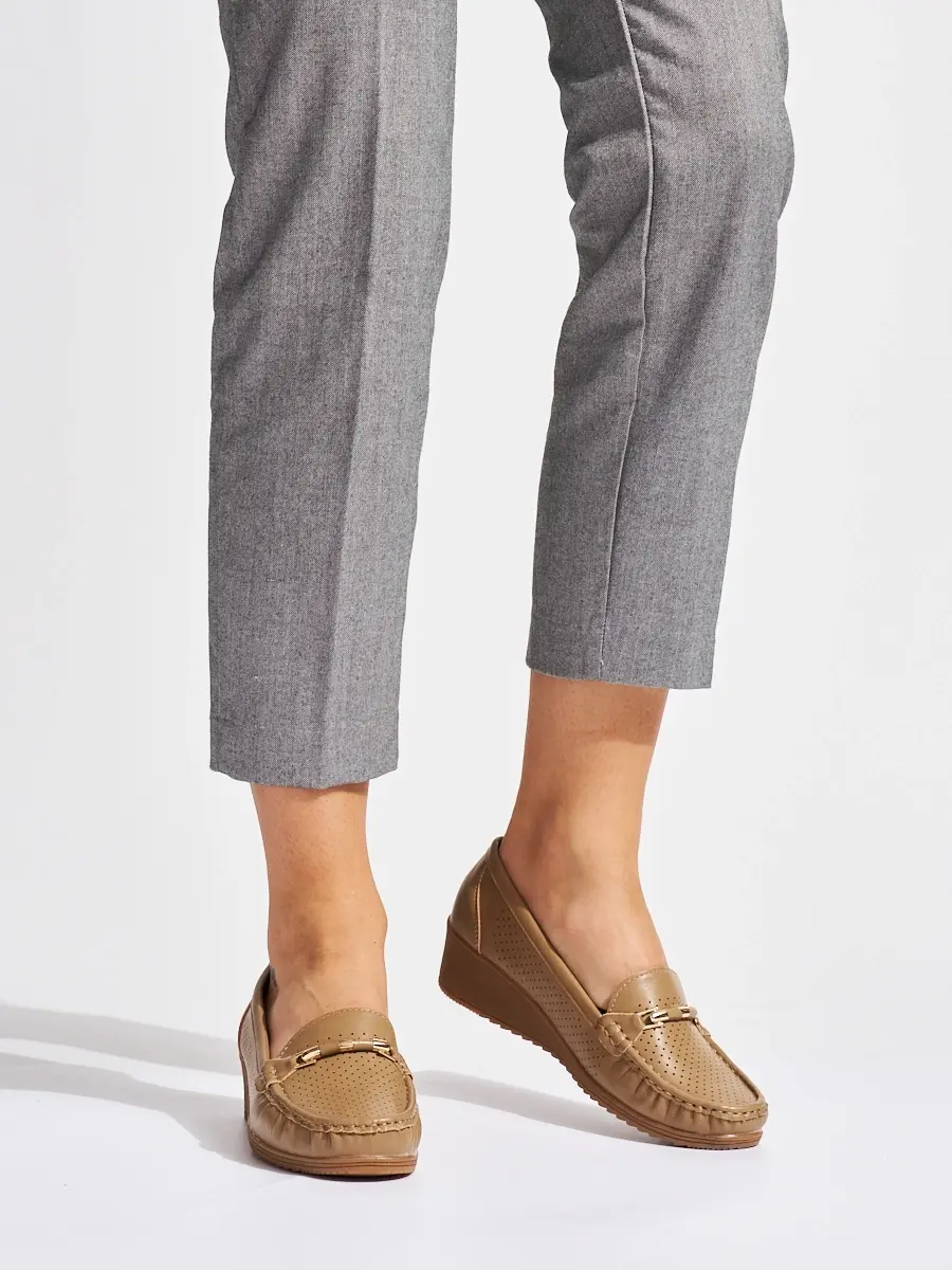 Zajímavé dámské mokasíny hnědé na klínku