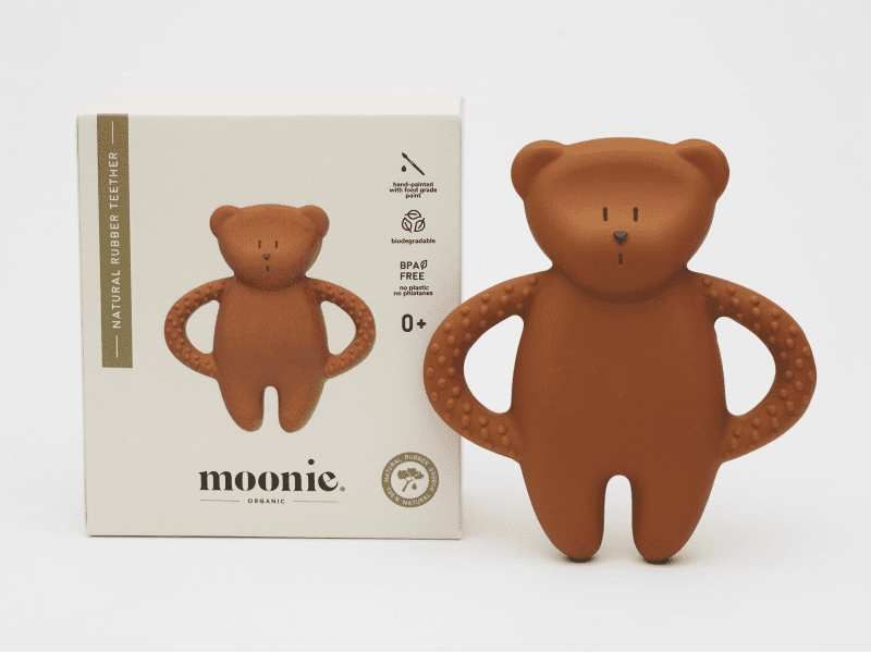 Taf Toys Moonie Kousátko přírodní kaučuk medvídek Caramel