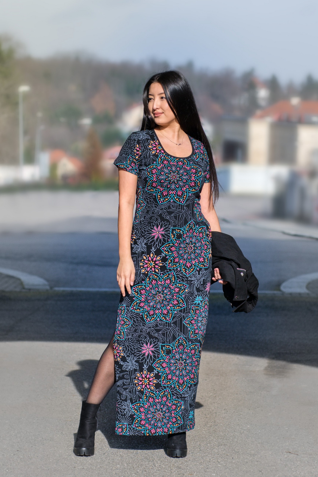 Himalife Dlouhé šaty s kapsami Nida - černá s růžovou a tyrkysovou Velikost: S