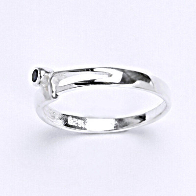 Stříbrný prsten se spinelem