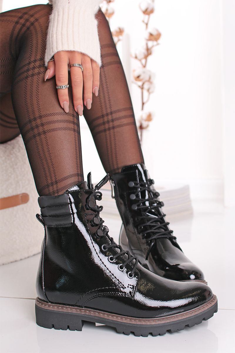 Černé lakované kotníkové boty 2-25233