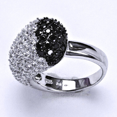 Stříbrný prsten, prsten ze stříbra, syntetický čirý a černý zirkon, váha 8,1 g, vel.52,5