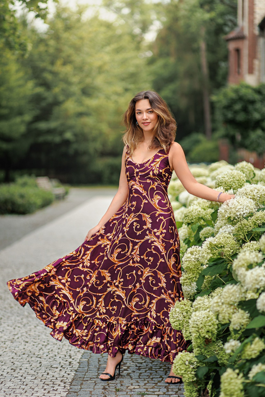 Himalife Dlouhé šaty s volány Persia - vínová se zlatou Velikost: S/M