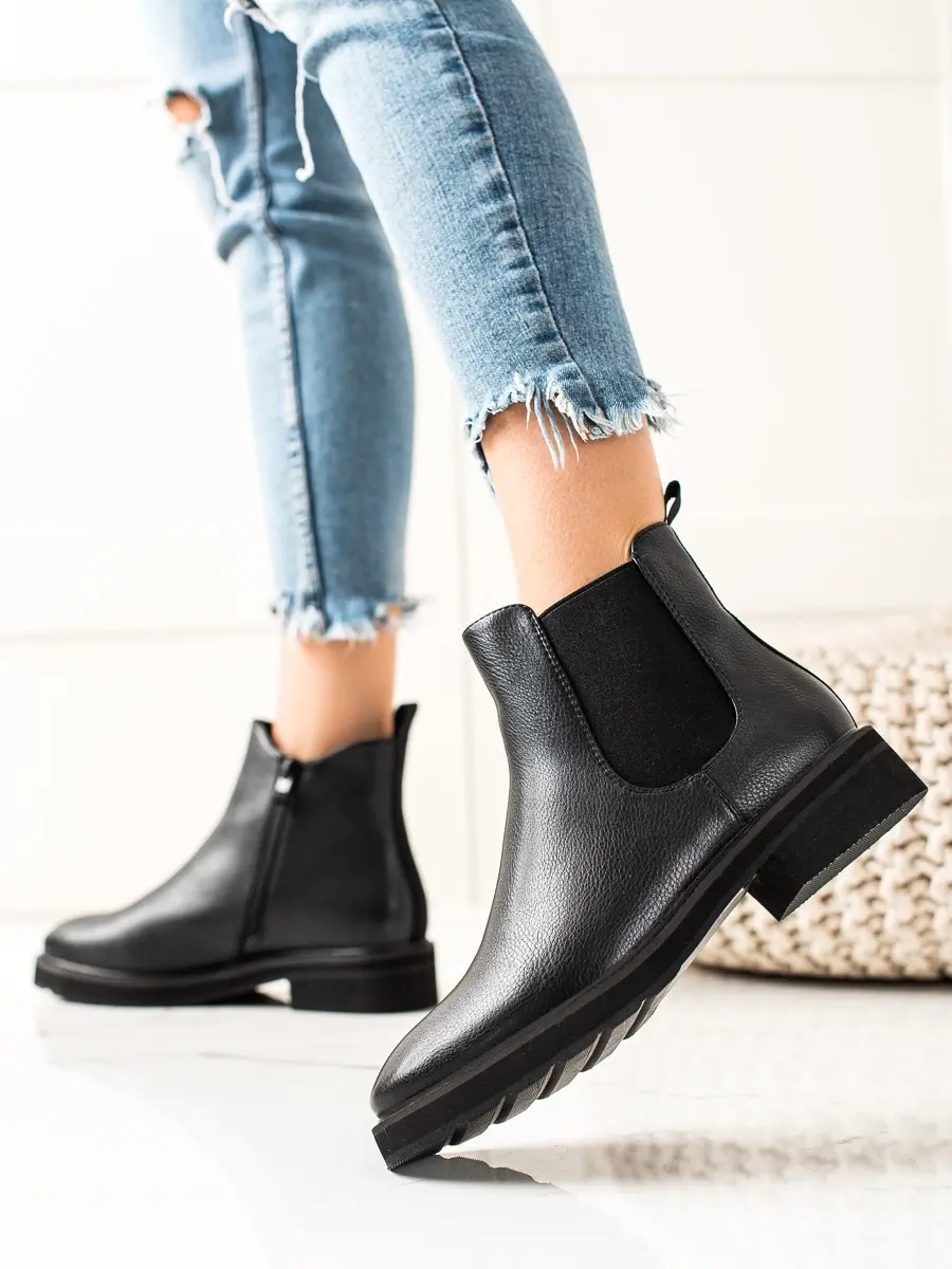 Jedinečné dámské kotníkové boty černé na plochém podpatku