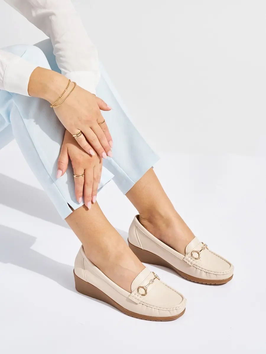Krásné mokasíny béžové dámské na klínku