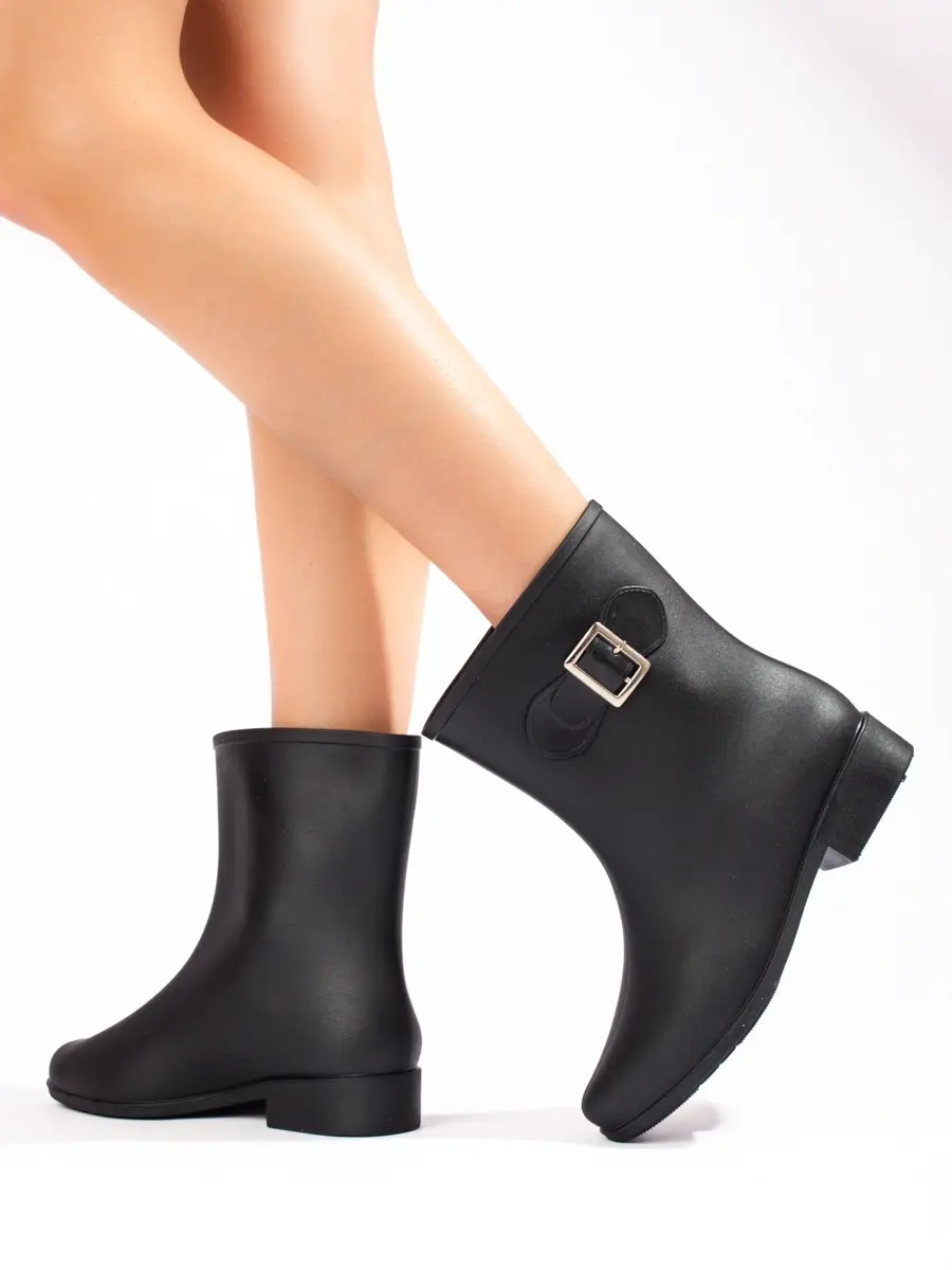 Jedinečné dámské černé holínky na plochém podpatku