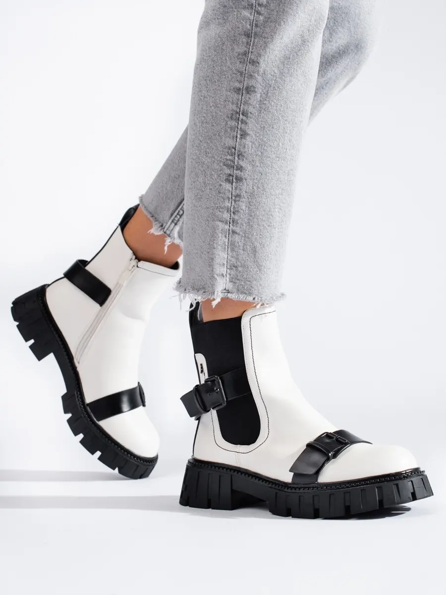 Exkluzívní dámské bílé kotníkové boty na plochém podpatku