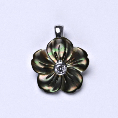 Stříbrný přívěsek, přírodní perleť, přívěsek s kytičkou z perleti, P 1489