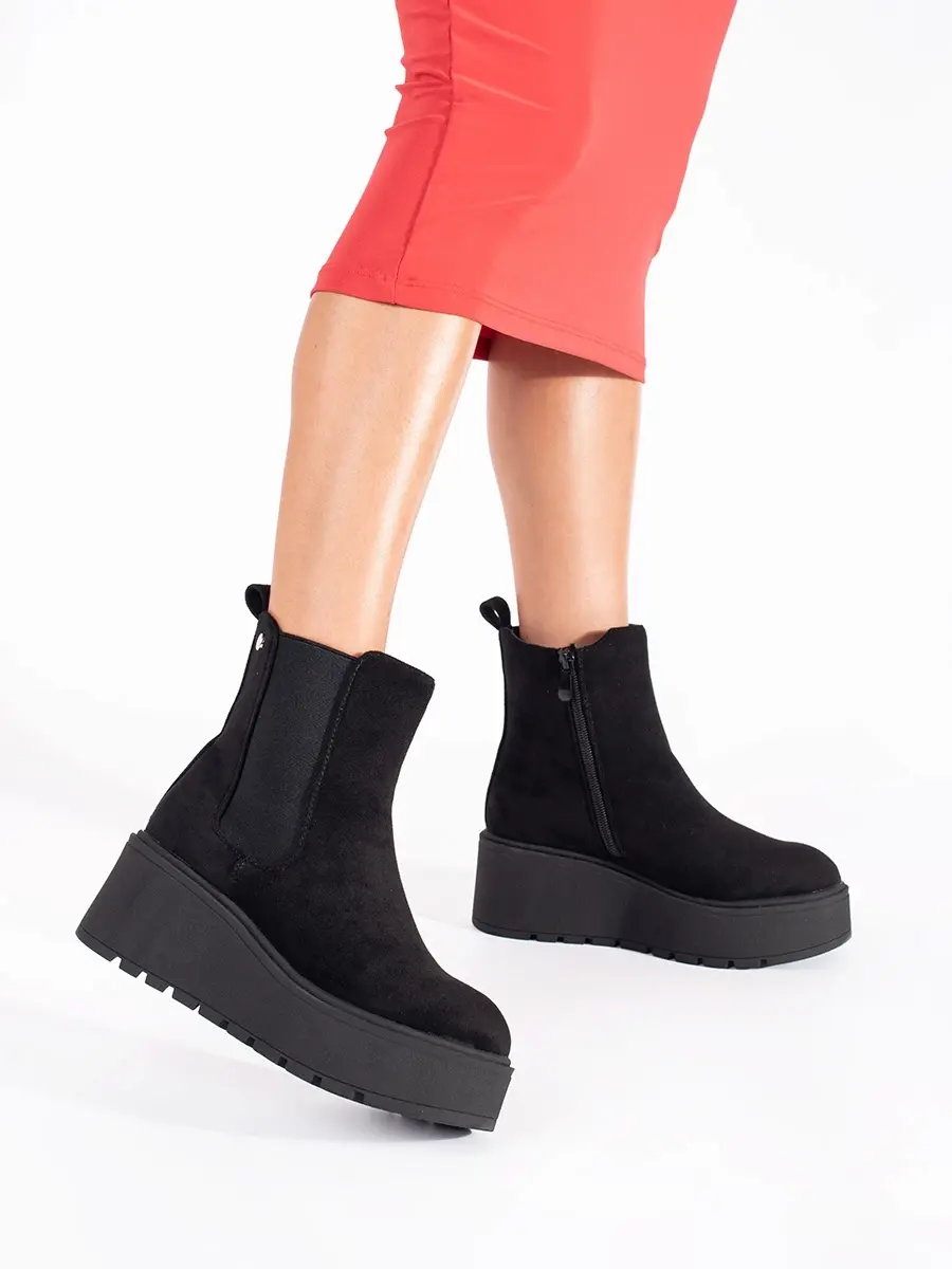 Komfortní černé dámské kotníkové boty na klínku
