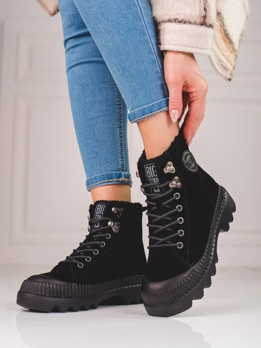 Praktické dámské kotníkové boty černé bez podpatku