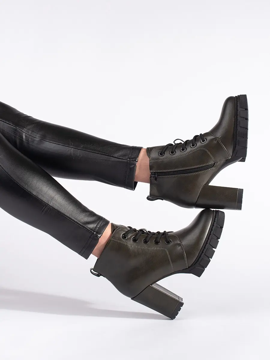 Klasické dámské kotníkové boty zelené na plochém podpatku