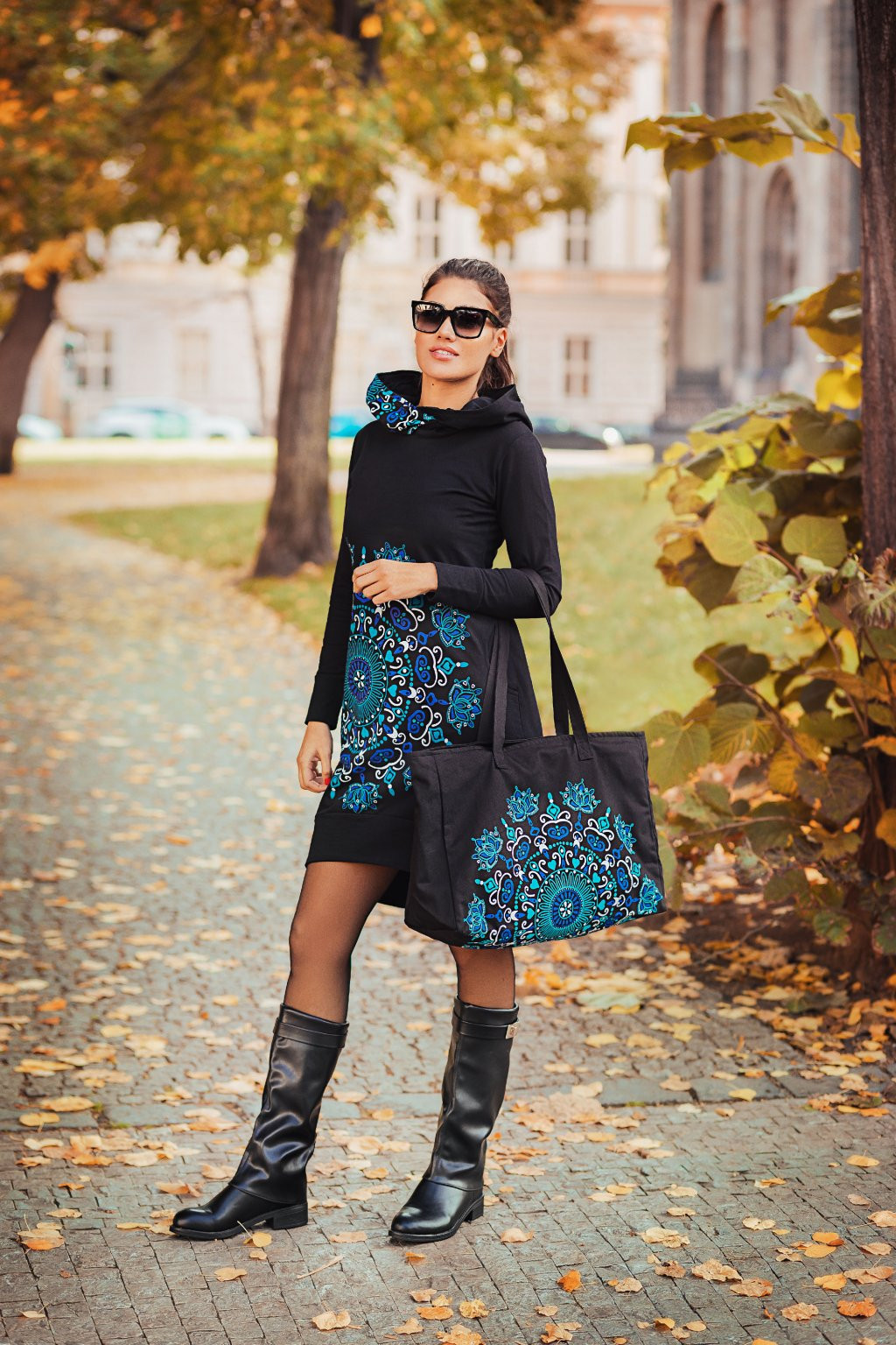 Himalife Šatomikina s maxi kapucí Nayla - černá s modrou Velikost: XL