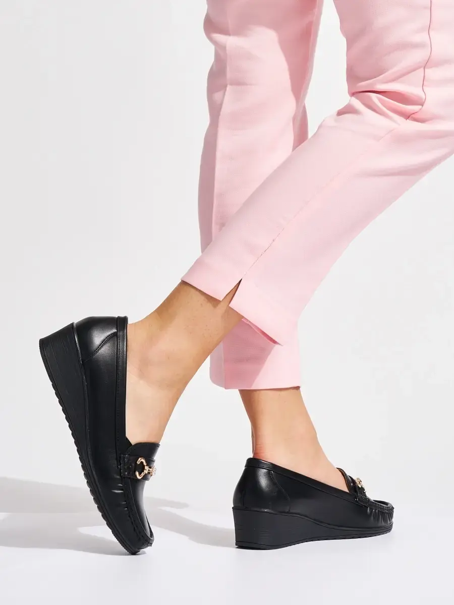 Exkluzívní mokasíny černé dámské na klínku