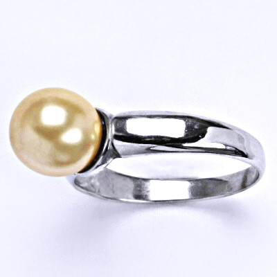 Stříbrný prsten s umělou perlou světle lososovou 10 mm, T 1180 V