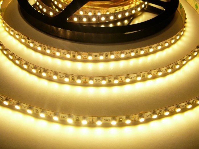LED pásek WW teplá bílá 9,6W/m 120 LED/m 760 lm/m vnitřní IP20 3528 12V /SQ3-600/