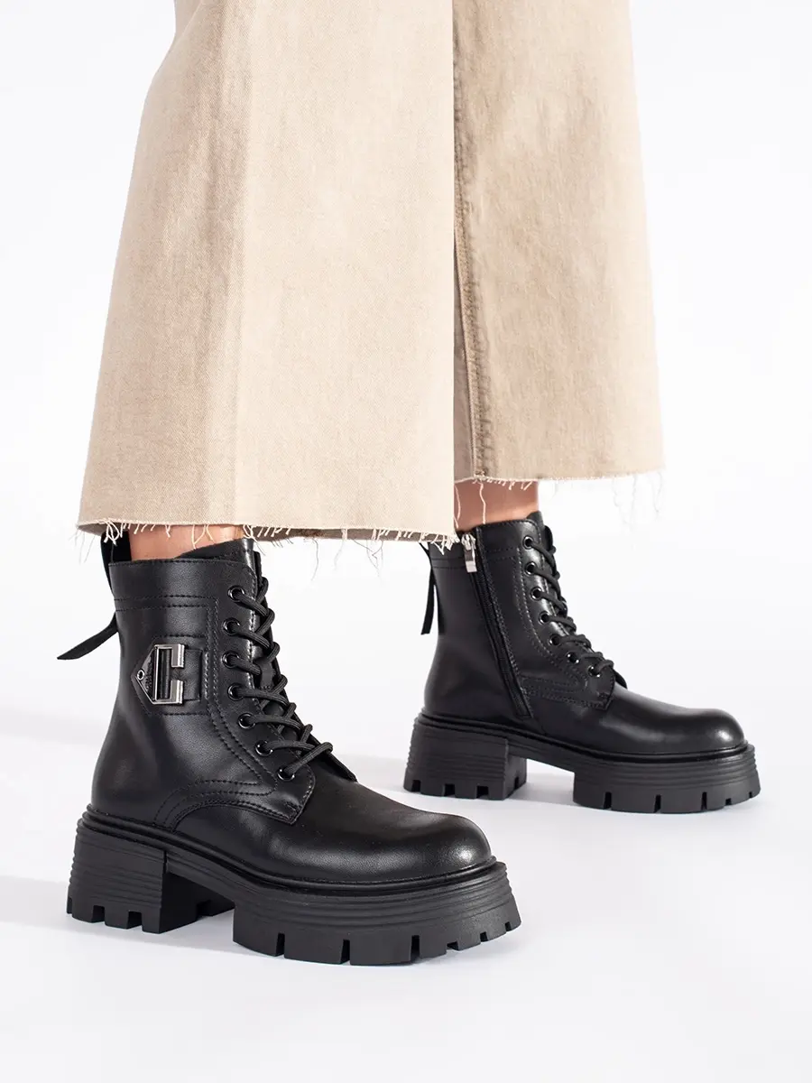 Klasické kotníkové boty dámské černé na platformě