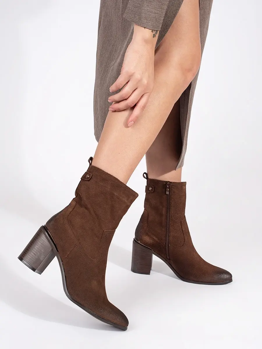 Pěkné dámské kotníkové boty hnědé na širokém podpatku