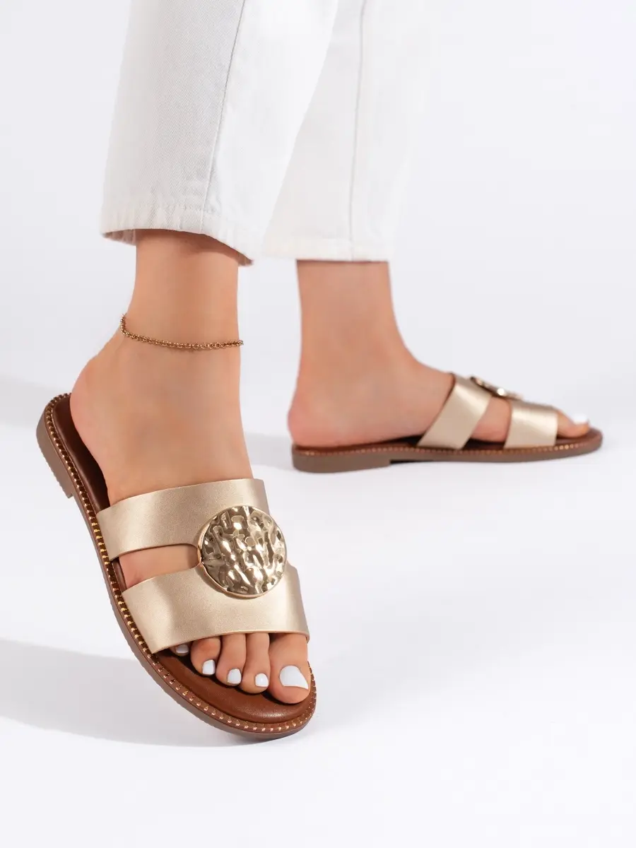 Zajímavé nazouváky dámské zlaté na plochém podpatku