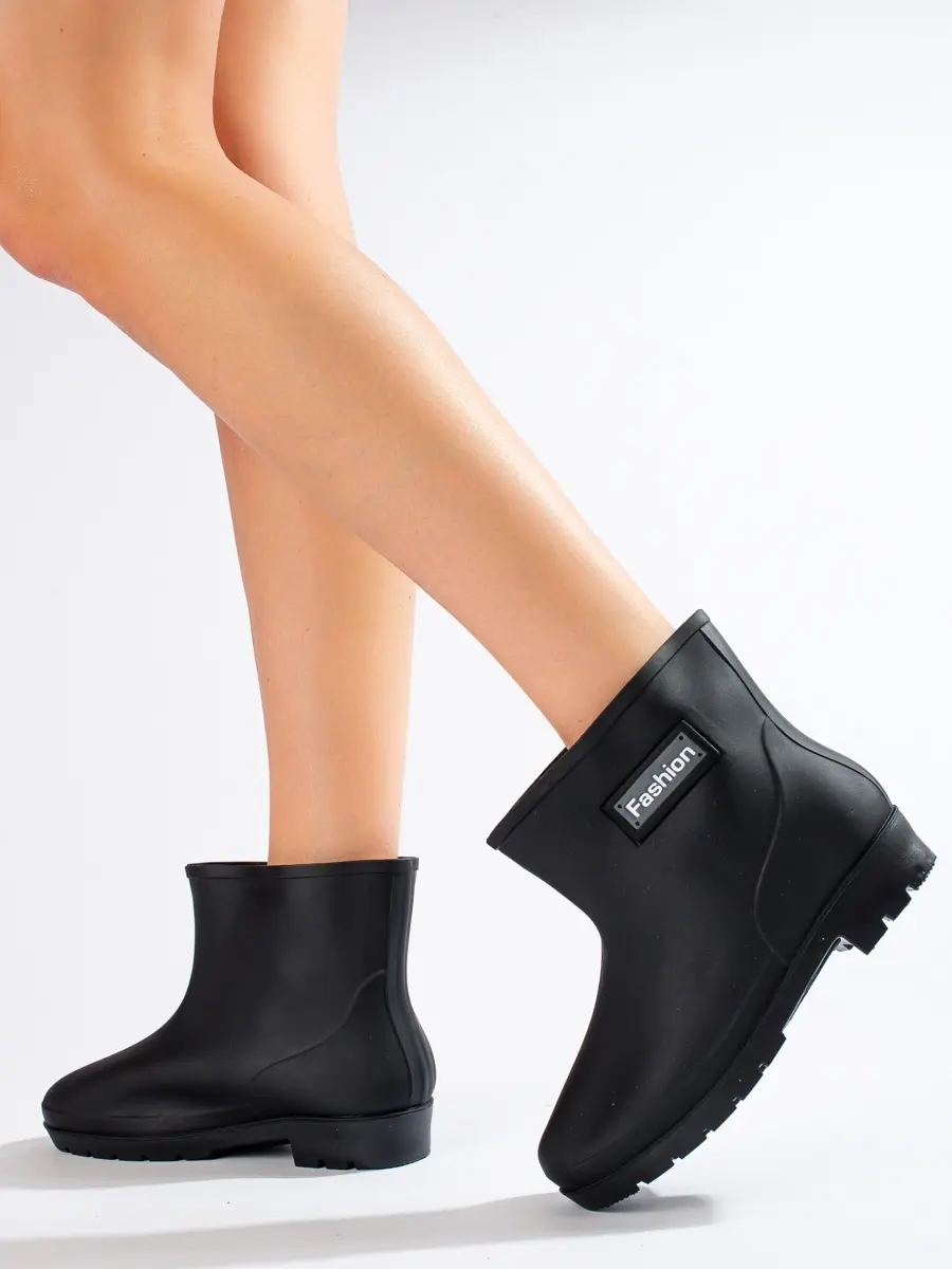 Trendy dámské černé holínky na plochém podpatku