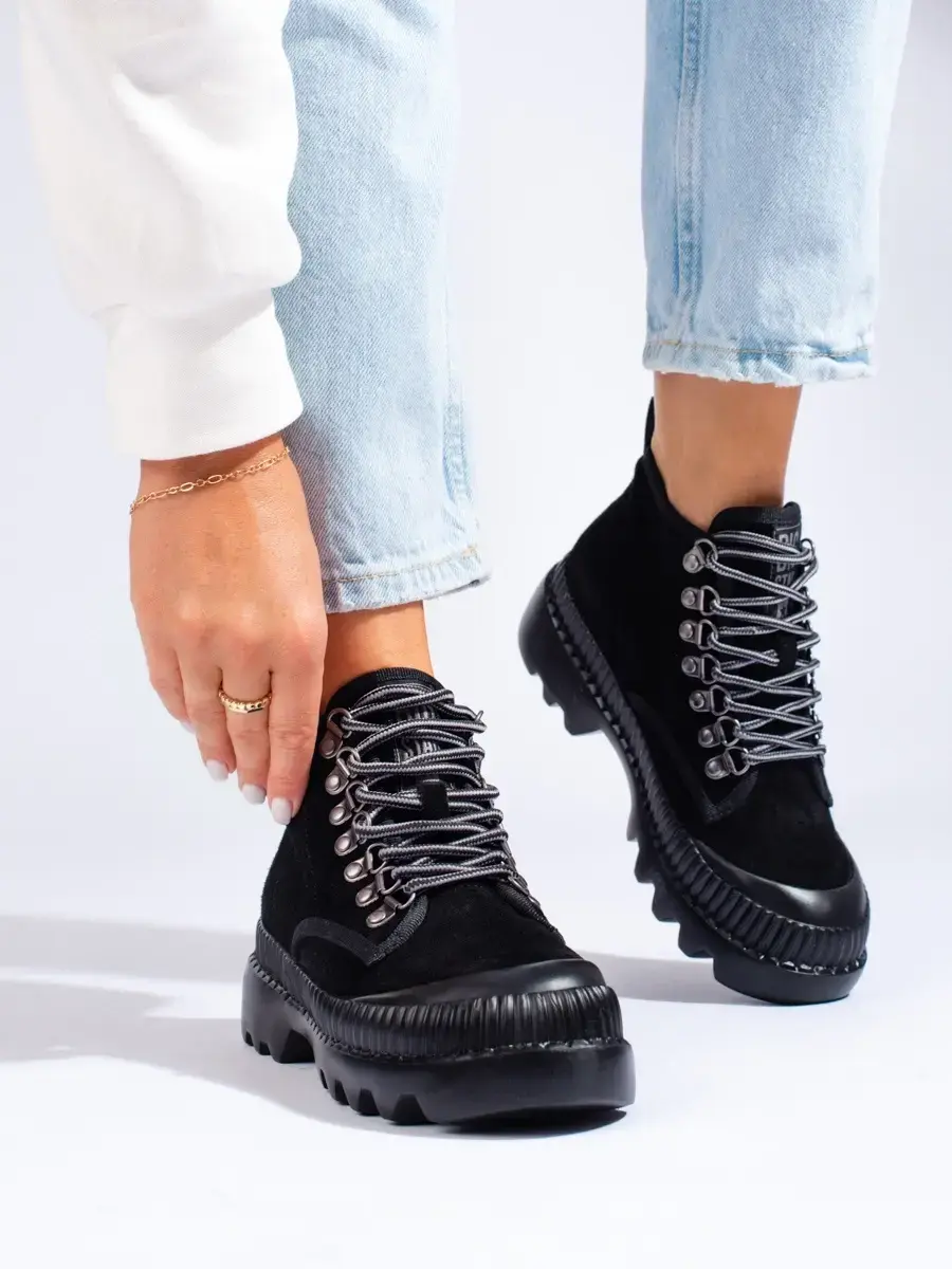 Stylové dámské černé kotníkové boty bez podpatku