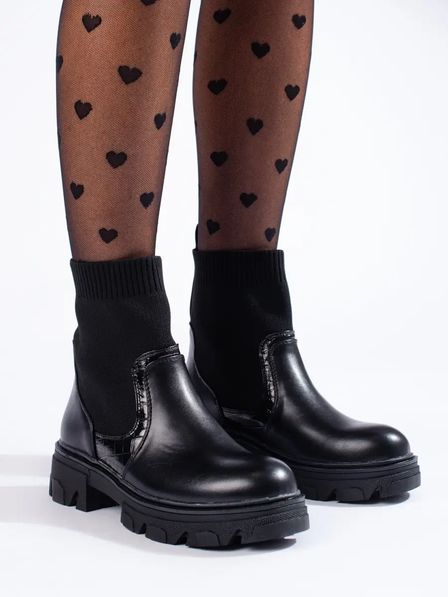 Klasické kotníkové boty dámské černé na plochém podpatku