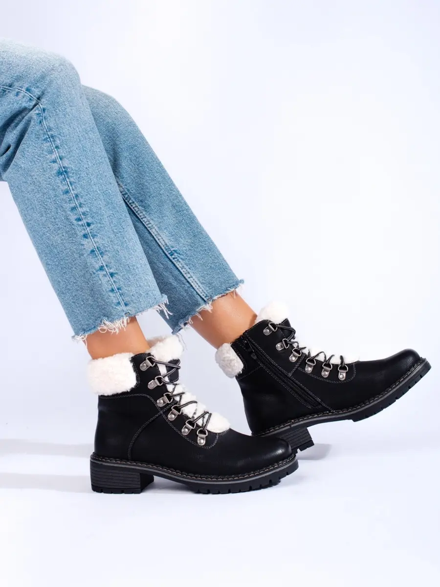 Praktické kotníkové boty černé dámské na plochém podpatku