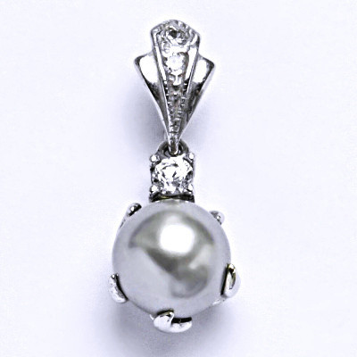 Stříbrný přívěšek se stříbrnou umělou perlou, 1190/1