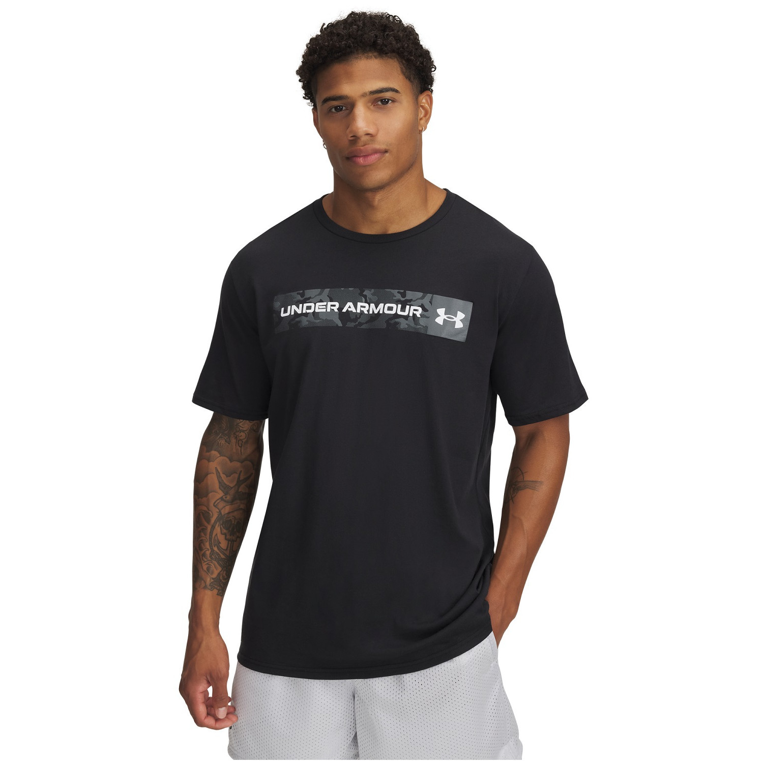 Pánské triko Under Armour Camo Chest Stripe SS Velikost: M / Barva: černá