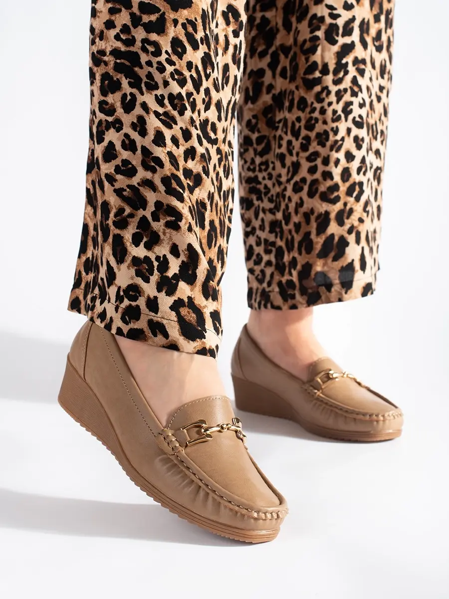 Zajímavé dámské béžové mokasíny na klínku