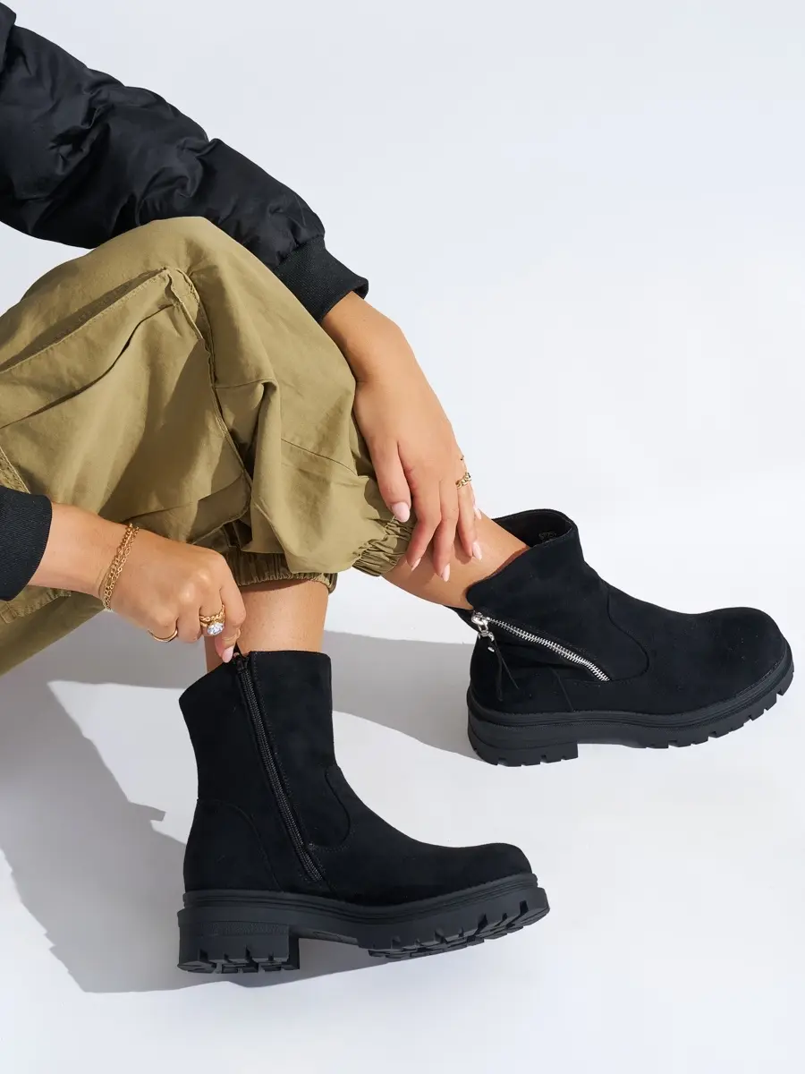 Praktické dámské kotníkové boty černé na platformě