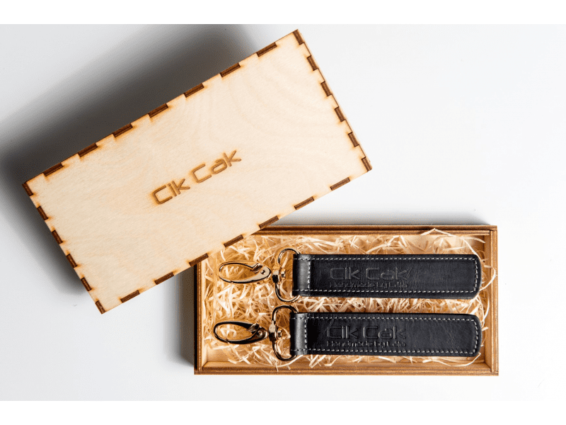 Cik Cak Úchyty na kočárek kožené černé s bílým švem zlato