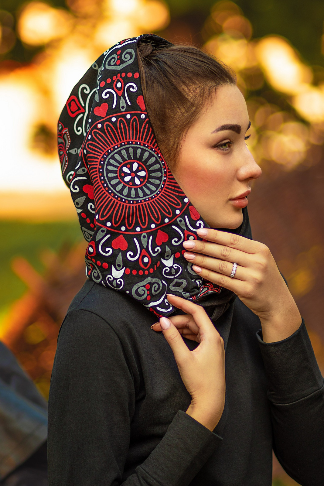 Himalife Šatomikina s maxi kapucí Nayla - černá s červenou Velikost: S