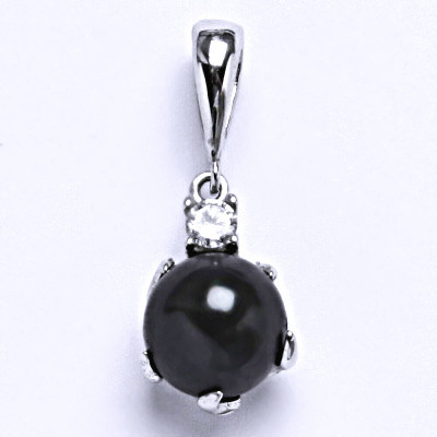 Stříbrný přívěšek s černou umělou perlou, 1190/6