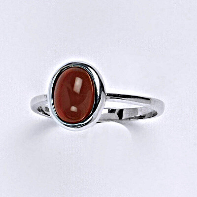 Stříbrný prsten s přírodním kamenem karneol 8 x 6 mm, T 1355