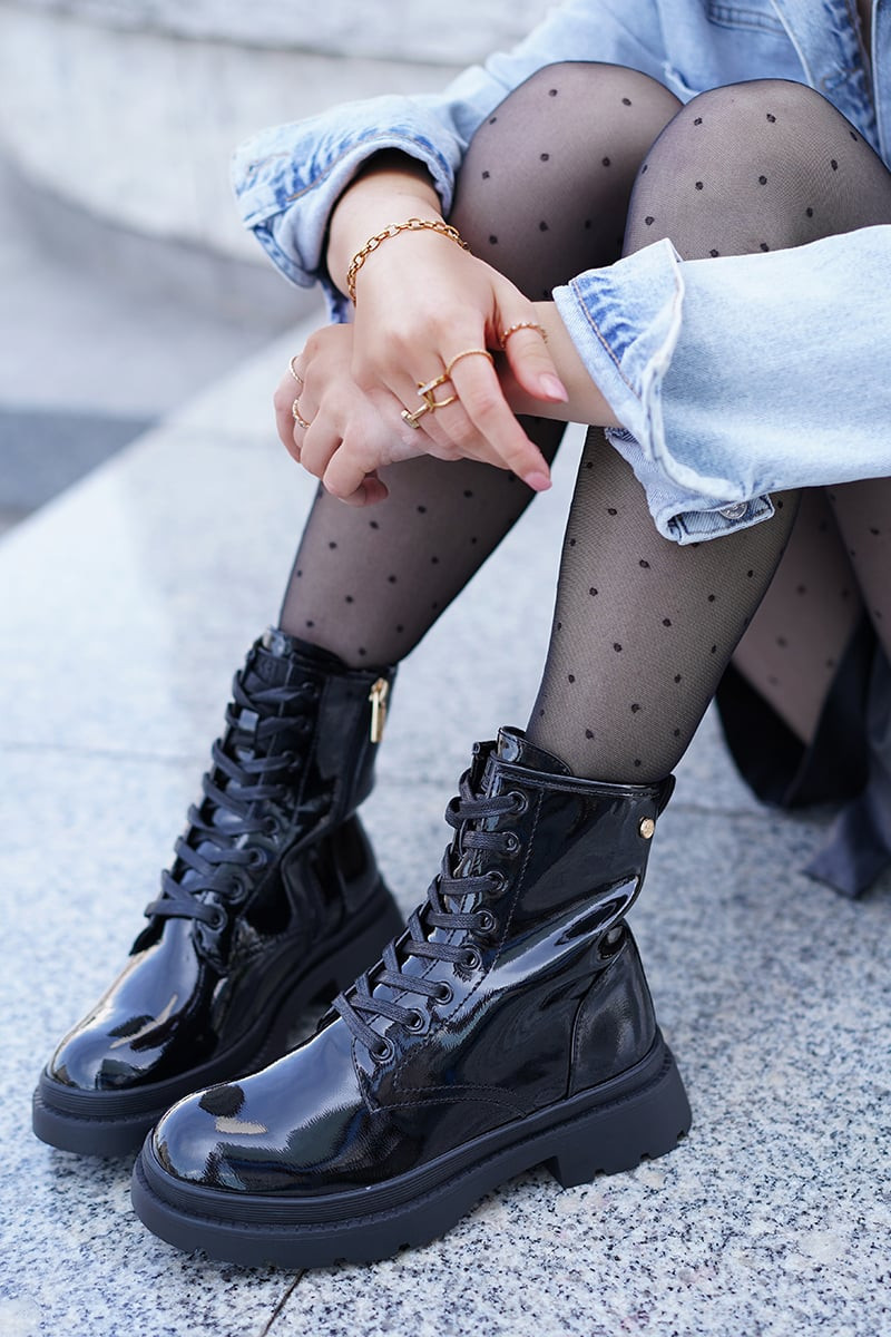 Černě lakované šněrovací kotníkové boty 142005